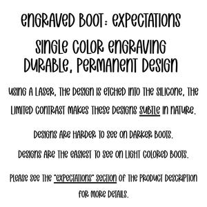 Pode incluir: Texto em fundo branco: &laquo;&nbsp;ENGRAVED BOOT: EXPECTATIONS, SINGLE COLOR ENGRAVING, DURABLE, PERMANENT DESIGN&nbsp;&raquo;. O texto explica a grava&ccedil;&atilde;o a laser e a visibilidade do design nas botas.