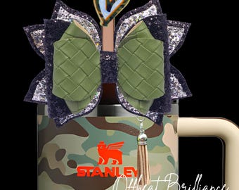 Targa con nome per palo, fiocco per bicchiere, ciondolo per cannuccia Stanley, coperchio per cannuccia a forma di cuore mimetico, Stanley MultiCam, coperchio mimetico, Stanley x Posty Co.