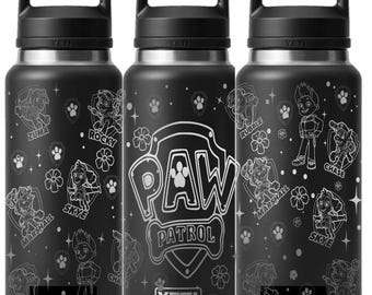 Puede incluir: Tres vasos Yeti Rambler negros con un diseño de Patrulla Canina. Los vasos presentan un contorno blanco del logotipo de Patrulla Canina y personajes del programa.