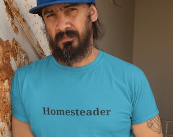 Mjuk t-shirt med motivet "Honsteader and Proud"; T-shirt med motivet "Self Reliable Homestead";