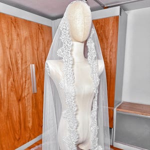 Spanish Lace Veil, Veil Mantilla Long, Veil Mantilla Ivory, Cathedral Long Veil, Lace Edge Veil, Elegant Veil, Chantilly Lace Veil