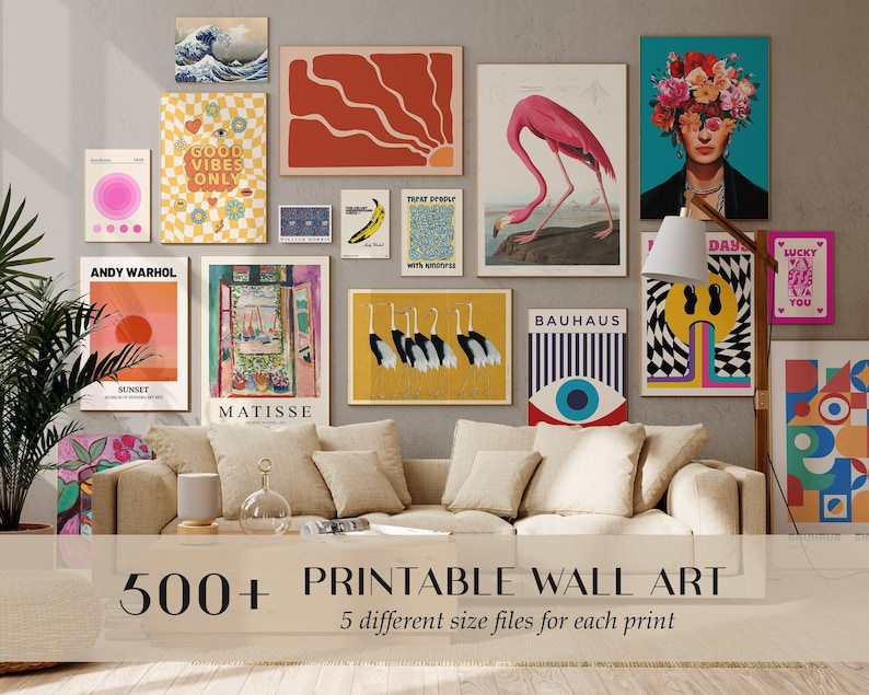 Pode incluir: Um interior de sala de estar com um sof&aacute; bege e uma galeria de parede de arte mural imprim&iacute;vel colorida. A arte inclui designs abstratos, formas geom&eacute;tricas e ilustra&ccedil;&otilde;es de animais e natureza. O texto na parede diz "GOOD VIBES ONLY", "SUNSET", "MATISSE", "BAUHAUS", "TREAT PEOPLE WITH KINDNESS", "DAYS", e "LUCKY YOU".