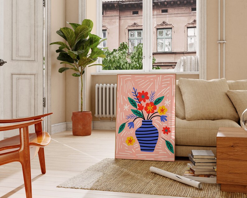 Puede incluir: Un fondo abstracto rosa y blanco con un jarr&oacute;n de rayas azules y blancas lleno de flores de colores. El jarr&oacute;n est&aacute; sobre un fondo rosa con l&iacute;neas blancas.