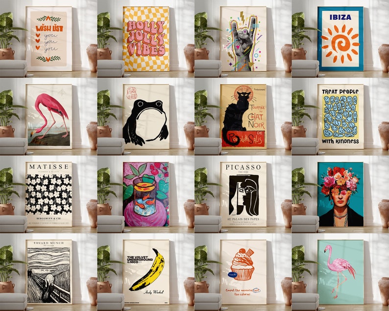 Pode incluir: Uma colagem de 16 impress&otilde;es de arte diferentes que apresentam v&aacute;rios designs, incluindo um flamingo, um sapo, um gato preto, um sol, um cupcake, uma banana e uma mulher com flores no cabelo. As impress&otilde;es est&atilde;o todas emolduradas em branco e s&atilde;o exibidas em uma parede branca.