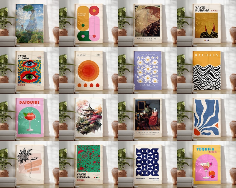 Pode incluir: Uma colagem de 12 impress&otilde;es de arte diferentes que apresentam v&aacute;rios estilos e temas, incluindo designs abstratos, geom&eacute;tricos, florais e figurativos. As impress&otilde;es s&atilde;o exibidas em um formato de grade em uma parede branca com plantas em vasos na frente delas.