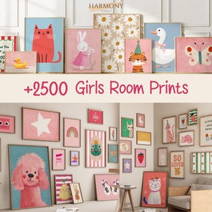 Può includere: Una collezione di stampe artistiche incorniciate per la cameretta di una bambina, con varie illustrazioni di animali, fiori e disegni stravaganti. Le stampe sono in morbidi colori pastello, tra cui rosa, blu e giallo. Il testo sull'immagine recita "+2500 Girls Room Prints".