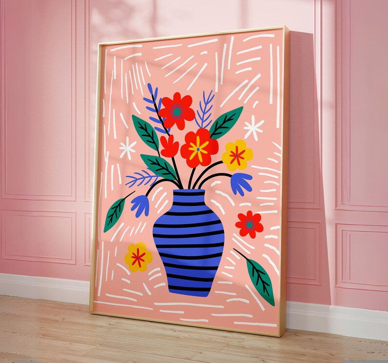 Puede incluir: Una impresi&oacute;n floral colorida con un jarr&oacute;n de rayas azules y blancas. Las flores son rojas, amarillas y naranjas con hojas verdes. El fondo es rosa claro con l&iacute;neas blancas.
