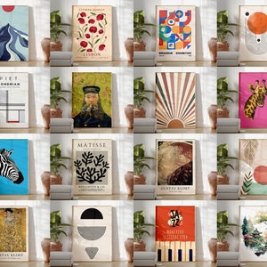 Pode incluir: Uma colagem de 12 impress&otilde;es de arte diferentes que apresentam v&aacute;rios estilos e designs. As impress&otilde;es incluem padr&otilde;es geom&eacute;tricos, arte abstrata, paisagens e ilustra&ccedil;&otilde;es de animais. As impress&otilde;es s&atilde;o exibidas em um ambiente dom&eacute;stico moderno com plantas e m&oacute;veis.