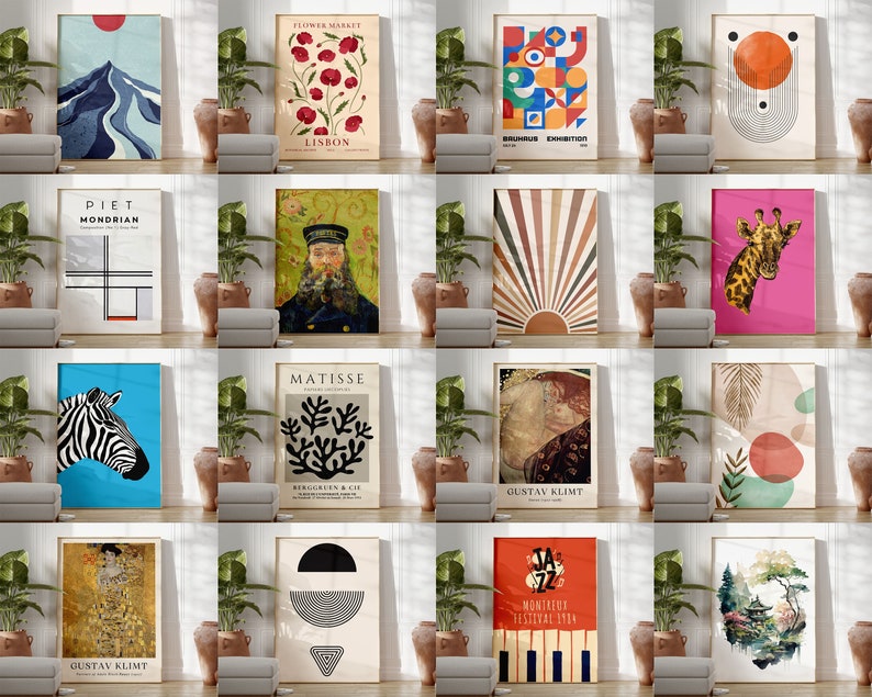 Pode incluir: Uma colagem de 12 impress&otilde;es de arte diferentes que apresentam v&aacute;rios estilos e designs. As impress&otilde;es incluem padr&otilde;es geom&eacute;tricos, arte abstrata, paisagens e ilustra&ccedil;&otilde;es de animais. As impress&otilde;es s&atilde;o exibidas em um ambiente dom&eacute;stico moderno com plantas e m&oacute;veis.