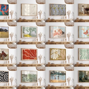 Pode incluir: Uma colagem de 10 estampas emolduradas expostas em uma prateleira de madeira. As estampas apresentam uma variedade de estilos, incluindo designs abstratos, figurativos e florais. Algumas das estampas s&atilde;o coloridas, enquanto outras s&atilde;o em preto e branco.