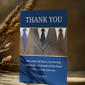 以下が含まれることがあります： 「THANK YOU」という白い文字が書かれた青いカード。カードには、ネクタイを締めたスーツ姿の男性が3人描かれている。男性の下には、「May Jehovah bless your loving efforts as you shepherd His flock with wisdom and care. 1 Peter 5:2」という文章が書かれている。