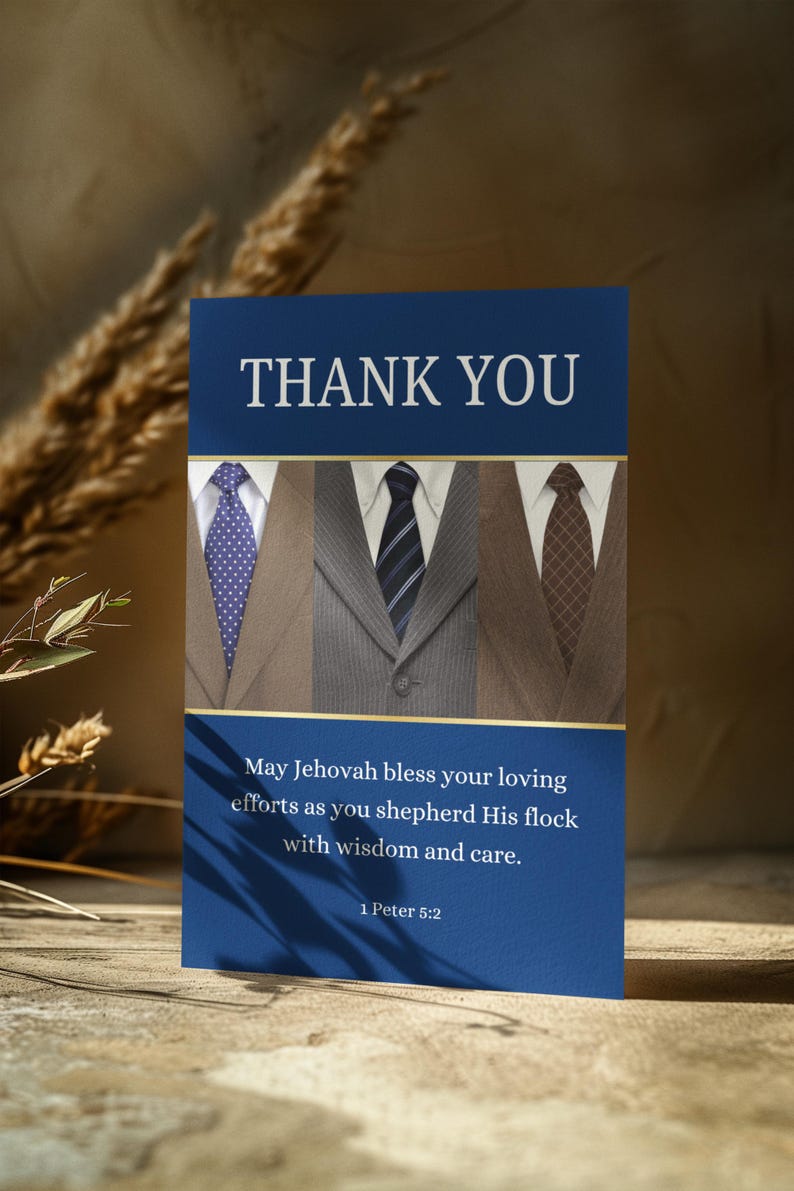 以下が含まれることがあります： 「THANK YOU」という白い文字が書かれた青いカード。カードには、ネクタイを締めたスーツ姿の男性が3人描かれている。男性の下には、「May Jehovah bless your loving efforts as you shepherd His flock with wisdom and care. 1 Peter 5:2」という文章が書かれている。