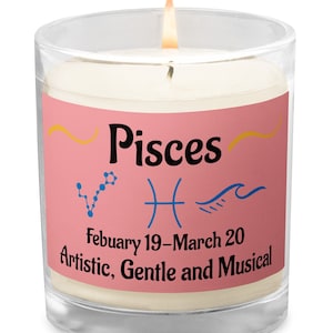 Könnte beinhalten: Eine rosa und weiße Kerze mit einem Fische-Sternzeichen, den Daten 19. Februar bis 20. März und den Worten "Künstlerisch, Sanft und Musikalisch".