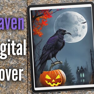 Peut inclure: Une illustration numérique d'un corbeau perché sur une citrouille d'Halloween avec une pleine lune et une maison hantée en arrière-plan.