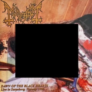 Puede incluir: Portada del álbum "Dawn of the Black Hearts" de Mayhem. El arte del álbum presenta el logotipo de la banda en dorado, con el título y el texto de la ubicación en la parte inferior. La imagen tiene un tema oscuro, posiblemente violento.