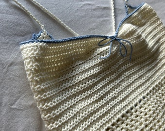 Top camisero blanco y azul de crochet hecho a mano