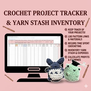 Peut inclure: Graphique rose avec le texte "CROCHET PROJECT TRACKER & YARN STASH INVENTORY". Un écran d'ordinateur affiche une feuille de calcul. Deux animaux en peluche crochetés, un lapin bleu et une grenouille verte, sont devant l'écran. Le texte à droite énumère les fonctionnalités.