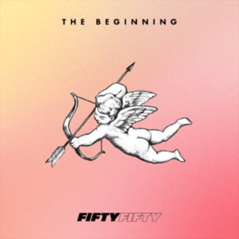 Pu&ograve; includere: Un'illustrazione in bianco e nero di un Cupido alato con arco e freccia. Il testo "THE BEGINNING" &egrave; sopra l'immagine e "FIFTYFIFTY" &egrave; sotto l'immagine.