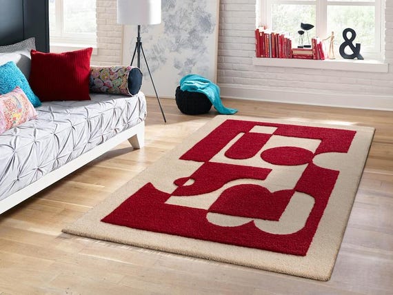 幾何学模様の赤とベージュのラグ 幾何学模様の赤とベージュのラグ 幾何