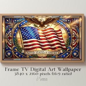 Könnte beinhalten: Ein gerahmtes digitales Kunst-Wallpaper für Frame TV. Das Bild zeigt ein Buntglas-Design der amerikanischen Flagge mit einem Adler und dem Text "United States of America, Est. 1776, Liberty & Justice for All". Der Rahmen ist hellbraun.