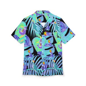 Könnte beinhalten: Kurzärmeliges Button-Down-Hemd mit einem lebendigen Muster aus Zeichentrick-Delfinen, tropischen Blättern und Strandbällen. Das Hemd hat ein türkis-, lila- und schwarzes Farbschema mit klassischem Kragen und Knopfverschluss. Ein lustiges, sommerliches Kleidungsstück.