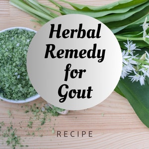 Può includere: Una ciotola bianca piena di sale alle erbe verde, con un cerchio bianco con testo nero che dice "Herbal Remedy for Gout" e la parola "RECIPE" sotto il cerchio. L'immagine mostra anche foglie verdi di aglio selvatico e fiori bianchi.