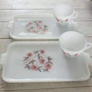 Vintage Anchor Hocking Fire King Primrose Milk Glass 2 Snack Plates & 2 Cups