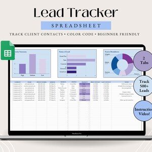 Puede incluir: Un ordenador portátil que muestra una hoja de cálculo con el título "Lead Tracker". La hoja de cálculo tiene dos pestañas, una para realizar un seguimiento de los contactos de los clientes y la otra para un resumen de los clientes potenciales. La hoja de cálculo está codificada por colores e incluye gráficos y diagramas. La imagen también incluye texto que dice "Track 500+ Leads" y "Instruction Video!"