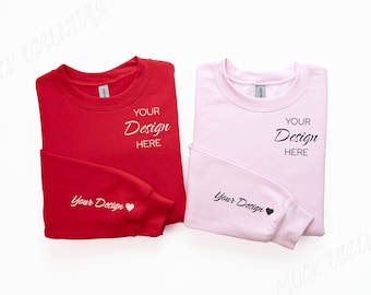 Maqueta de manga Gildan rojo y rosa claro 18000 Maqueta de pareja de San Valentín Mr Mrs Wedding Mockup Gildan 18000 Mock de sudadera doblada