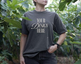 Comfort Colors 1717 Pepper Shirt - Comfort Colors Mockup - 1717 Mockup - Shirt Mockup - Trädgårdsskjorta Mockup - Utomhus - Natur Mockup