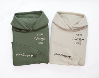 Mockup manica Gildan Sand e verde militare 18500 Mockup coppia Mr Mrs Wedding Mockup Gildan Felpa con cappuccio 18500 Maglione piegato Mock up