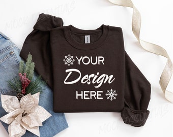 Gildan 18000 Mockup, Flat lay Dark Chocolate Mockup 18000, Maquette de sweat-shirt de Noël, Brown Gildan Mock, Folded Flatlay Crewneck 18000