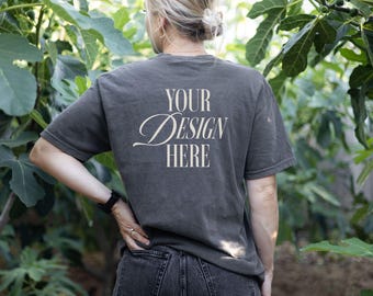Comfort Colors 1717 Pepper Shirt - Comfort Colors Mockup - 1717 Mockup - Shirt Mockup - Trädgårdsskjorta Mockup - Utomhus - Natur Mockup
