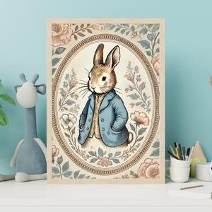 Może przedstawiać: Ilustracja w stylu vintage przedstawiająca królika w niebieskiej kurtce i kamizelce, otoczonego kwiatowymi wzorami w okrągłej ramie.