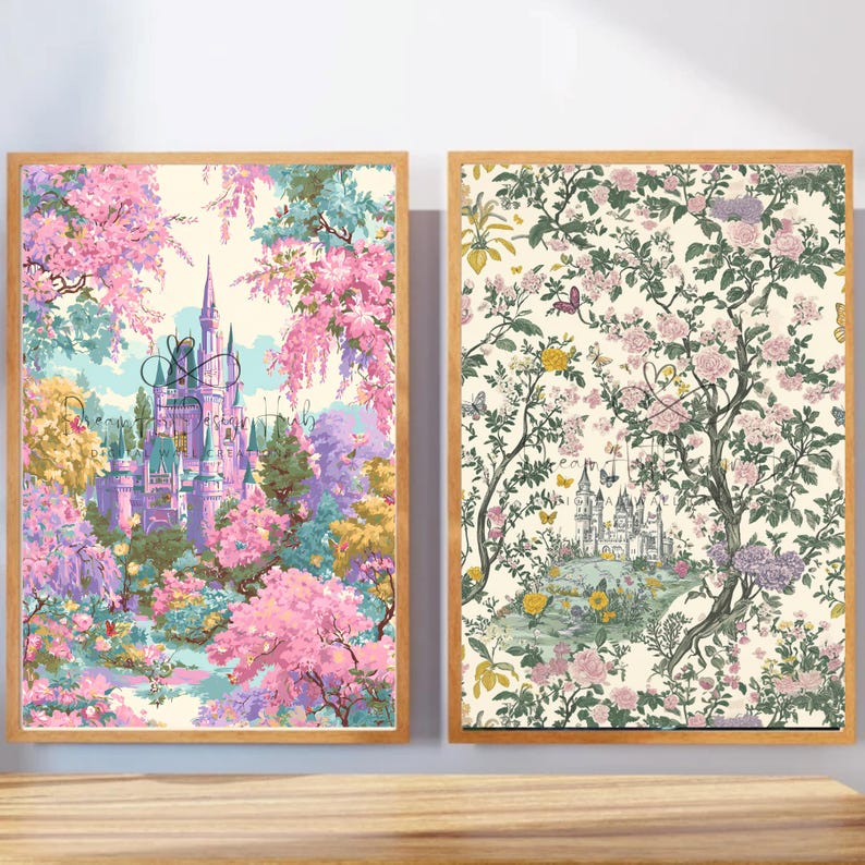Pode incluir: Duas impress&otilde;es art&iacute;sticas emolduradas. A impress&atilde;o da esquerda apresenta um castelo de conto de fadas rodeado por &aacute;rvores floridas rosa e roxas. A impress&atilde;o da direita mostra um padr&atilde;o floral com um castelo ao fundo. Ambas as impress&otilde;es t&ecirc;m uma moldura de madeira.