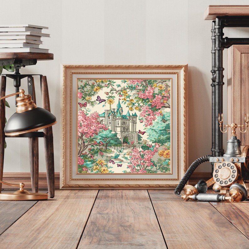 K&ouml;nnte beinhalten: Gerahmtes Kunstwerk mit einer Schlosslandschaft, umgeben von rosa und gelben Blumen, gr&uuml;nen B&auml;umen und Schmetterlingen. Das Schloss hat ein t&uuml;rkisfarbenes Dach und einen cremefarbenen Hintergrund. Der Rahmen ist goldfarben.