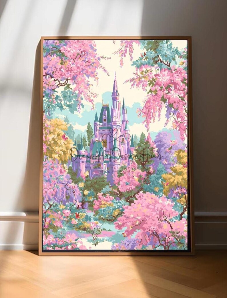 Pode incluir: Uma impress&atilde;o emoldurada de um castelo de conto de fadas rodeado por &aacute;rvores floridas rosa e roxas. O castelo tem m&uacute;ltiplas torres e est&aacute; situado contra um c&eacute;u azul claro. A obra de arte &eacute; em um estilo colorido e pict&oacute;rico.
