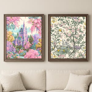 Pode incluir: Duas impress&otilde;es de arte emolduradas. A impress&atilde;o da esquerda apresenta um castelo de conto de fadas rodeado por &aacute;rvores floridas rosa e roxas. A impress&atilde;o da direita mostra um castelo dentro de um padr&atilde;o floral com borboletas. Ambas est&atilde;o em molduras castanhas.