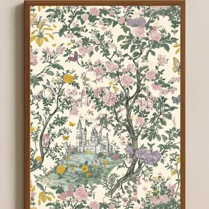 Pode incluir: Uma impress&atilde;o emoldurada com uma cena de jardim caprichosa. A obra de arte apresenta um castelo, &aacute;rvores e flores em tons de rosa, amarelo e roxo, com borboletas. O fundo &eacute; creme.
