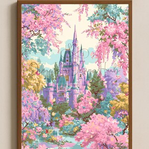 Pode incluir: Impress&atilde;o emoldurada de um castelo de conto de fadas rodeado por &aacute;rvores e flores coloridas. O castelo &eacute; roxo suave com telhados e pin&aacute;culos verdes. Flores rosa e amarelas emolduram o castelo, criando uma cena encantadora.