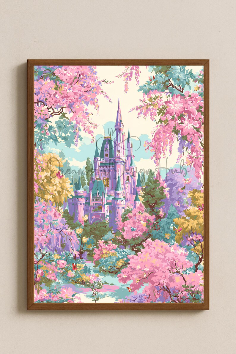 Pode incluir: Impress&atilde;o emoldurada de um castelo de conto de fadas rodeado por &aacute;rvores e flores coloridas. O castelo &eacute; roxo suave com telhados e pin&aacute;culos verdes. Flores rosa e amarelas emolduram o castelo, criando uma cena encantadora.