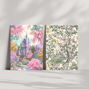 Pode incluir: Duas impress&otilde;es de arte emolduradas. A impress&atilde;o da esquerda apresenta um castelo rodeado por &aacute;rvores floridas rosa e roxas. A impress&atilde;o da direita mostra uma cena de castelo dentro de um padr&atilde;o floral de rosas rosa e borboletas. O texto "Dream Art Design Hub" &eacute; vis&iacute;vel.