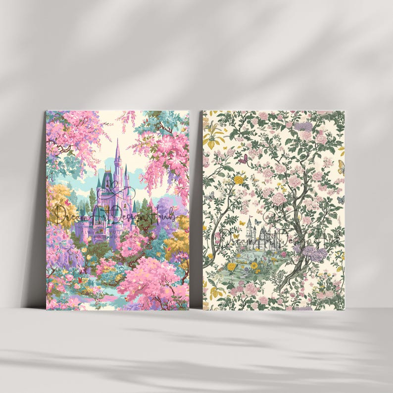 Pode incluir: Duas impress&otilde;es de arte emolduradas. A impress&atilde;o da esquerda apresenta um castelo rodeado por &aacute;rvores floridas rosa e roxas. A impress&atilde;o da direita mostra uma cena de castelo dentro de um padr&atilde;o floral de rosas rosa e borboletas. O texto "Dream Art Design Hub" &eacute; vis&iacute;vel.