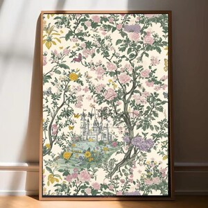 Pode incluir: Impress&atilde;o art&iacute;stica emoldurada com uma cena de jardim caprichosa. A obra de arte apresenta um castelo em meio a uma paisagem floral com rosas rosa e amarelas, borboletas e vegeta&ccedil;&atilde;o exuberante. A impress&atilde;o est&aacute; em uma moldura de madeira.