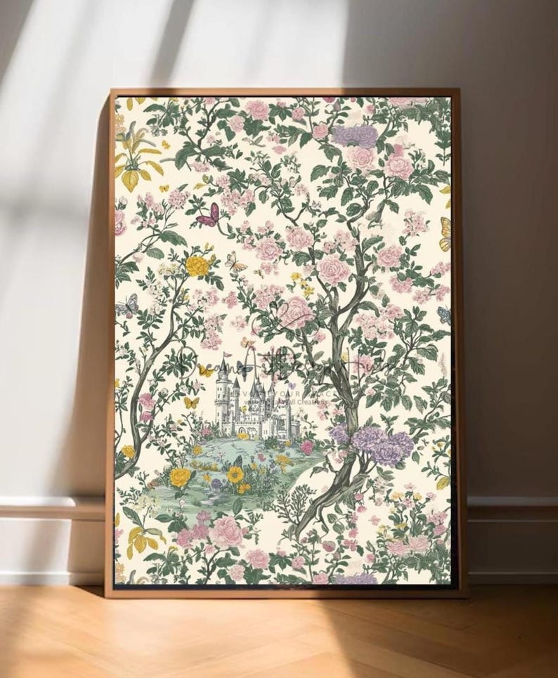 Pode incluir: Impress&atilde;o art&iacute;stica emoldurada com uma cena de jardim caprichosa. A obra de arte apresenta um castelo em meio a uma paisagem floral com rosas rosa e amarelas, borboletas e vegeta&ccedil;&atilde;o exuberante. A impress&atilde;o est&aacute; em uma moldura de madeira.