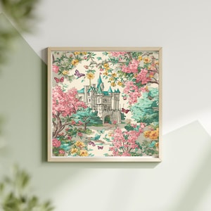 K&ouml;nnte beinhalten: Ein gerahmter Druck mit einer skurrilen Illustration eines Schlosses, das von &uuml;ppigen G&auml;rten umgeben ist. Das Kunstwerk zeigt eine Pastellfarbpalette mit rosa, gelben und gr&uuml;nen floralen Elementen und Schmetterlingen. Das Schloss hat blaue T&uuml;rme.