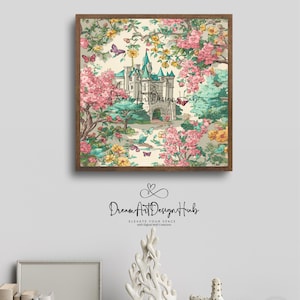 K&ouml;nnte beinhalten: Ein gerahmter Druck mit einer m&auml;rchenhaften Schlosslandschaft, umgeben von rosa und gelben Blumen, Schmetterlingen und B&auml;umen. Das Kunstwerk hat eine Vintage-&Auml;sthetik mit einem braunen Holzrahmen. Der Text "Dream Art Design Hub" ist darunter.