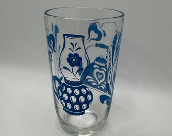 Vasos de jugo vintage azules con tetera y lámpara de aceite