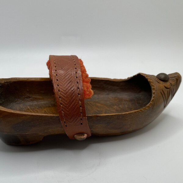 RARE Holz Handgeschnitzter Schuh mit Lederband Messing Nieten und Orange Stoff Keine Markierungen