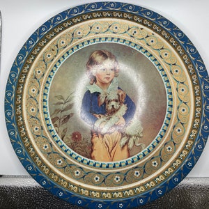 Bandeja azul y dorada MTM Elite Trays - Niño con perro, fabricada en Gran Bretaña